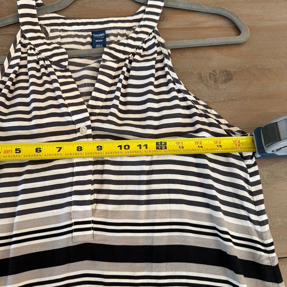 Old Navy B&W striped, sleeveless blouse split neck button-front detail Sz M EUC - Picture 6 of 10